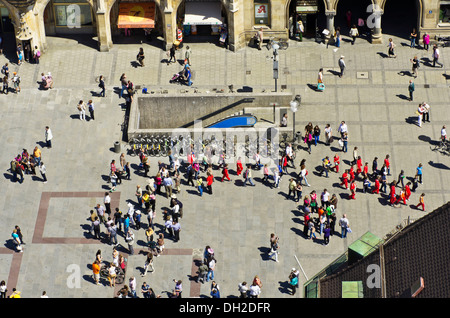 Vista della piazza Marienplatz, il punto centrale della zona pedonale, il centro città di Monaco di Baviera Foto Stock