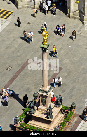 Vista della colonna Mariensaeule sulla piazza Marienplatz nel centro della città, il punto centrale della zona pedonale, a Monaco di Baviera Foto Stock