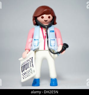 Close-up di un giocattolo medico figura tenendo premuto uno stetoscopio. Foto Stock