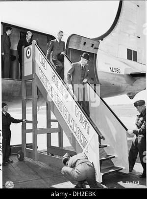Il ministro degli Esteri britannico Anthony Eden arriva all'aeroporto di Gatow a Berlino, in Germania, per partecipare alla Conferenza di Potsdam, un incontro diplomatico cruciale tenutosi nel luglio 1945 tra i leader alleati durante la seconda guerra mondiale Foto Stock