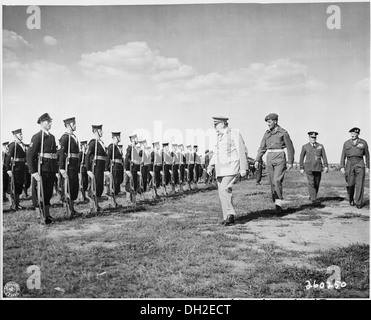 Il primo ministro britannico Winston Churchill ispeziona la guardia d'onore all'aeroporto di Gatow a Berlino, in Germania, segnando un momento di impegno diplomatico dopo la seconda guerra mondiale Foto Stock