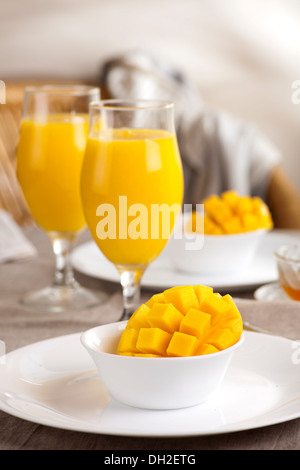 Fresche e dorate di mango servita con il frullato di mango Foto Stock