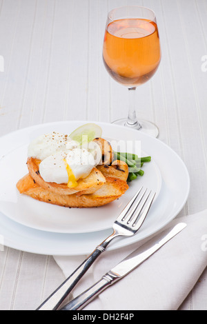 Uovo affogato con insalata di funghi e pane Foto Stock