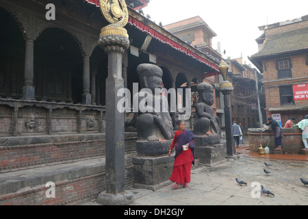 Il Nepal Bakhtapur, una storica cittadina nella valle di Kathmandu e sito del patrimonio mondiale dell'UNESCO. Bhimsen tempio indù. Foto Stock