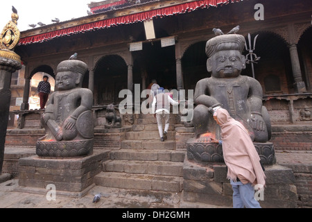 Il Nepal Bakhtapur, una storica cittadina nella valle di Kathmandu e sito del patrimonio mondiale dell'UNESCO. Bhimsen tempio indù. Foto Stock