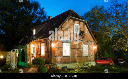 Isernhagen, Germania. 28 ott 2013. Una casa decorata con una Holloween decorazioni in Isernhagen, Germania, 28 ottobre 2013. La famiglia di avvisatore acustico è stato decorare la loro casa per la festa di Halloween per più di dieci anni. Foto: Hauke-CHRISTIAN DITTRICH/dpa/Alamy Live News Foto Stock