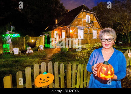 Isernhagen, Germania. 28 ott 2013. Ulrike Horn si erge al di fuori della sua casa che è decorato per la festa di Halloween in Isernhagen, Germania, 28 ottobre 2013. La famiglia di avvisatore acustico è stato decorare la loro casa per la festa di Halloween per più di dieci anni. Foto: Hauke-CHRISTIAN DITTRICH/dpa/Alamy Live News Foto Stock