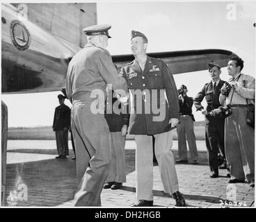 Lt. Gen. Brehon Somervell, sinistra stringe la mano con il Brig. Gen. Earl Hoag, destra, Comandante Generale dell'aria... 198868 Foto Stock