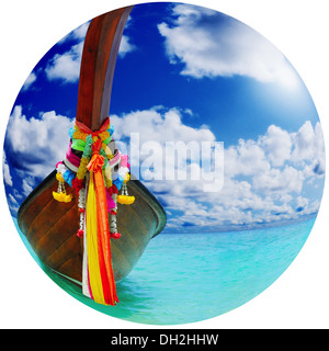 Longtail boat sul mare spiaggia tropicale Foto Stock