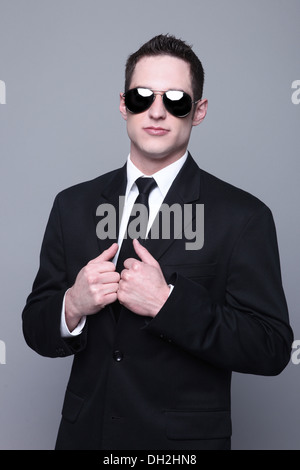 Ritratto di un giovane sorridente uomo d affari Foto Stock
