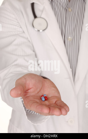 Medico con farmaci in mano protesa Foto Stock