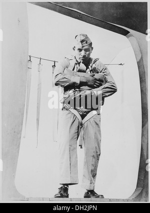 Questa fotografia mostra il soldato Ira H. Hayes, un nativo americano di Pima, all'età di 19 anni, che si prepara per un salto durante il suo addestramento alla Marine Corps Paratroop School nel 1943. Hayes divenne noto per le sue azioni eroiche durante la seconda guerra mondiale e per il suo ruolo nell'iconica innalzamento della bandiera americana su Iwo Jima. Foto Stock