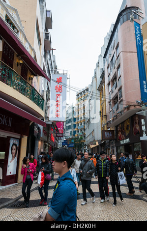 I turisti e gli amanti dello shopping vagare intorno a Piazza Senado a Macao (Cina). Foto Stock