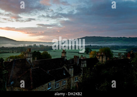 Bathampton, Somerset, di nebbia sorge su Bathampton nel Somerset in Inghilterra come dawn si rompe su un freddo gelido e nitido mattina. Foto Stock