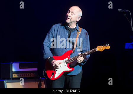 Oakland, la California, Stati Uniti d'America. 28 ott 2013. Chitarra leggenda mark knopfler del British rock band 'dire stretto' esegue dal vivo presso il sold-out il Fox Theatre. © Jerome Brunet/ZUMA filo/ZUMAPRESS.com/Alamy Live News Foto Stock