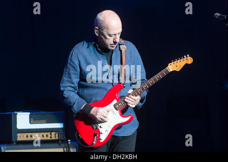 Oakland, la California, Stati Uniti d'America. 28 ott 2013. Chitarra leggenda mark knopfler del British rock band 'dire stretto' esegue dal vivo presso il sold-out il Fox Theatre. © Jerome Brunet/ZUMA filo/ZUMAPRESS.com/Alamy Live News Foto Stock
