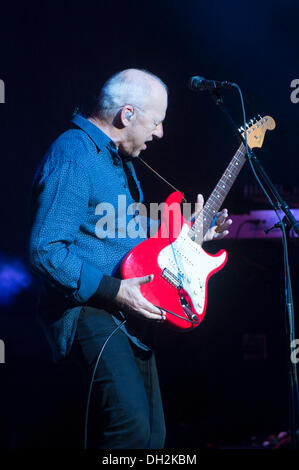 Oakland, la California, Stati Uniti d'America. 28 ott 2013. Chitarra leggenda mark knopfler del British rock band 'dire stretto' esegue dal vivo presso il sold-out il Fox Theatre. © Jerome Brunet/ZUMA filo/ZUMAPRESS.com/Alamy Live News Foto Stock