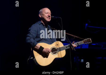 Oakland, la California, Stati Uniti d'America. 28 ott 2013. Chitarra leggenda mark knopfler del British rock band 'dire stretto' esegue dal vivo presso il sold-out il Fox Theatre. © Jerome Brunet/ZUMA filo/ZUMAPRESS.com/Alamy Live News Foto Stock