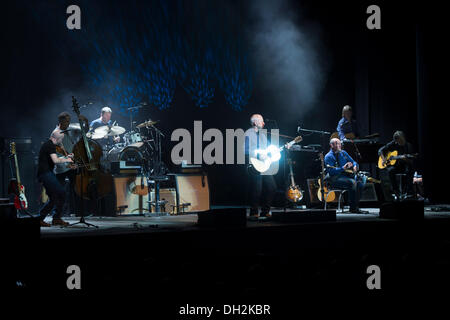 Oakland, la California, Stati Uniti d'America. 28 ott 2013. Chitarra leggenda mark knopfler del British rock band 'dire stretto' esegue dal vivo presso il sold-out il Fox Theatre. © Jerome Brunet/ZUMA filo/ZUMAPRESS.com/Alamy Live News Foto Stock