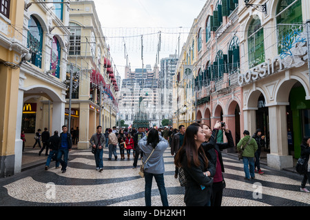 I turisti e gli amanti dello shopping vagare intorno a Piazza Senado a Macao (Cina). Foto Stock