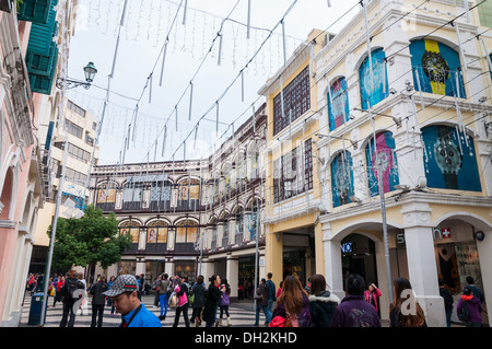 I turisti e gli amanti dello shopping vagare intorno a Piazza Senado a Macao (Cina). Foto Stock