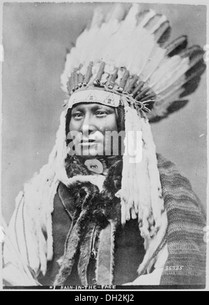 La pioggia-nel-faccia, un Hunkpapa Sioux busto-lunghezza, full-face, INDOSSARE COPRICAPO piumato 530895 Foto Stock