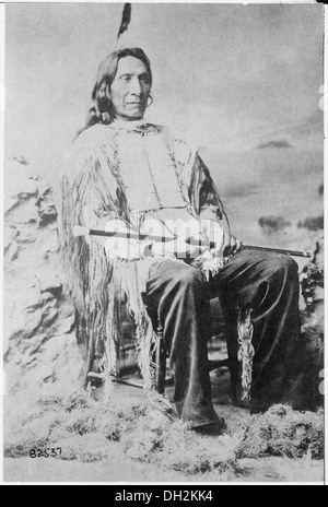 Red Cloud (Maqpeya-luta), capo degli Oglala Sioux, full-length, seduto, tenendo la canna da zucchero 530816 Foto Stock