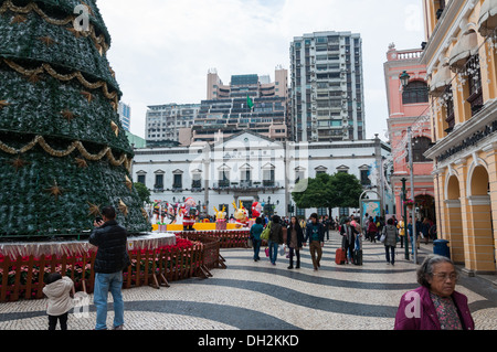 I turisti e gli amanti dello shopping vagare intorno a Piazza Senado a Macao (Cina). Foto Stock