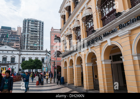 I turisti e gli amanti dello shopping vagare intorno a Piazza Senado a Macao (Cina). Foto Stock