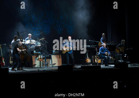 Oakland, la California, Stati Uniti d'America. 28 ott 2013. Chitarra leggenda mark knopfler del British rock band 'dire stretto' esegue dal vivo presso il sold-out il Fox Theatre. © Jerome Brunet/ZUMA filo/ZUMAPRESS.com/Alamy Live News Foto Stock
