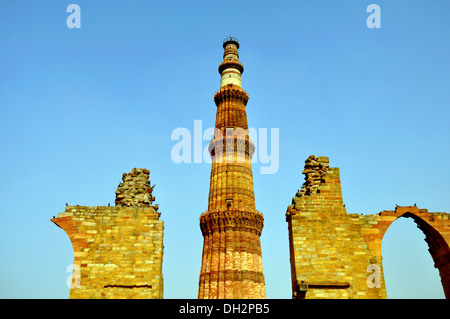 Qutb Minar, anche ortografato Qutub o Qutab, è il secondo più alto minar in India dopo Fateh Burj in Chappar Chiri a Mohali che sorge a 100 metri di altezza Foto Stock