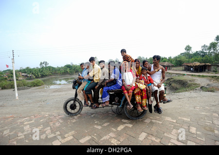 Dodici Indiani su un triciclo kolkata calcutta west bengal India Asia Foto Stock