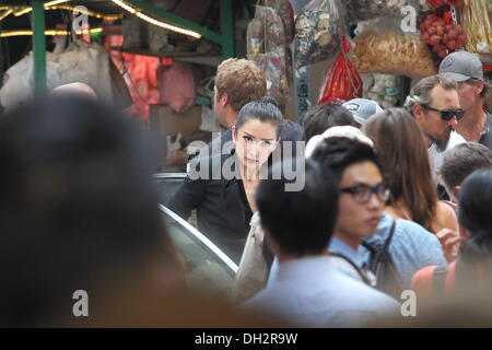 Hong Kong, Cina. 27 ott 2013. Li Bingbing è visto sul set le riprese "Transfomers 4: Età di estinzione" di Hong Kong, Cina domenica 27 ottobre, 2013. © TopPhoto/Alamy Live News Foto Stock