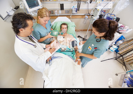 Medico e infermiere trattamento paziente critico in ospedale Foto Stock