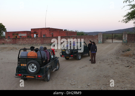 I turisti in una jeep aperta su una tigre safari in Ranthambhore Riserva della Tigre, Sawai Madhopur distretto, Rajasthan, India, Foto Stock