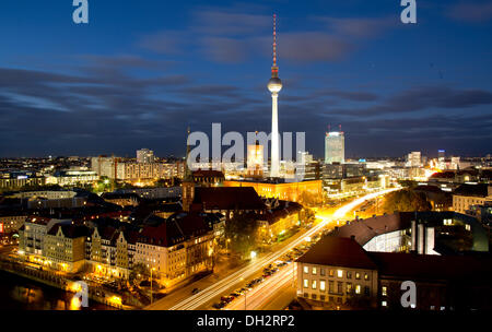 Berlino, Germania. 29 ott 2013. Nicholas quarto con il 800 anno vecchia chiesa, il Municipio e la torre della televisione di Berlino, Germania, 29 ottobre 2013. Foto: KAY NIETFELD/dpa/Alamy Live News Foto Stock