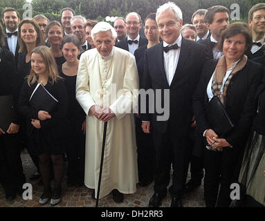 Prien, nella Città del Vaticano. 29 ott 2013. Il Cardinale Joseph Ratzinger (C), che abdicò come papa nove mesi fa, sorge al di fuori della sua residenza con membri del " capella vocale Prien, ' un coro dalla città tedesca di Prien, nella Città del Vaticano, 29 ottobre 2013. I cantanti e direttore del coro Rainer Schuetz (2-R) eseguito un lavoro scritto da suo fratello Georg Ratzinger che vive nella regione intorno a Regensburg. Foto: PAOLO WINTERER/dpa/Alamy Live News Foto Stock