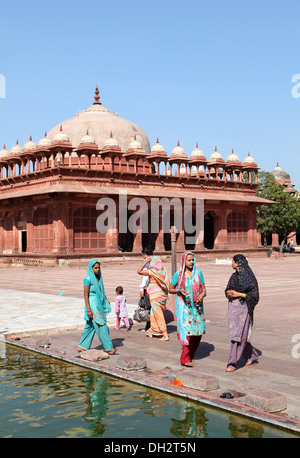 Mausoleo di Islam Khan, cortile interno dell'Buland Darwaza gateway, Fatehpur Sikri, Uttar Prade Foto Stock