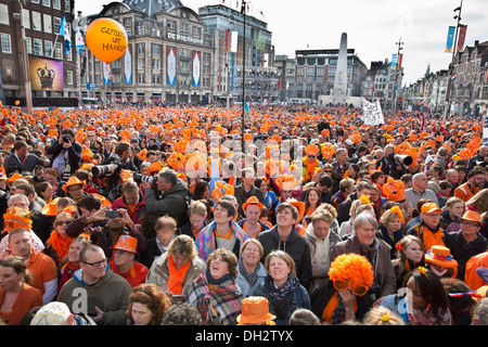 Paesi Bassi, 30 aprile 2013, Abdicazione della regina Beatrix, Investitura del re Willem-Alexander. Persone su Piazza Dam celebrare. Foto Stock