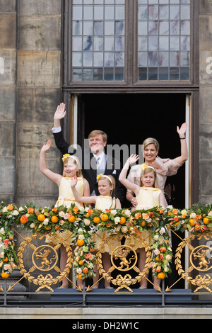 Paesi Bassi, Corronation, successione. Re Willem-Alexander, Regina Maxima, principesse sul balcone del Palazzo Reale Foto Stock