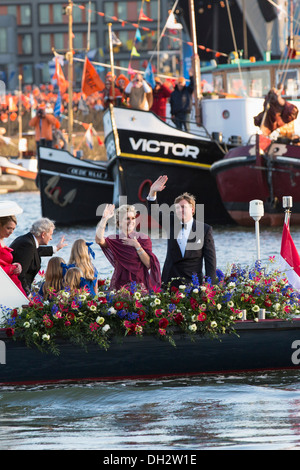 Paesi Bassi, inaugurazione del Willem-Alexander re e regina Maxima e le loro 3 figlie durante il corteo di acqua. Foto Stock