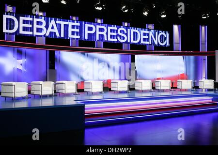 Santiago del Cile, Cile. 29 ott 2013. Ex Presidente del Cile e favorito per il cileno elezioni 2013, Michelle Bachelet, e altri 8 candidati presidenziali prendere parte al dibattito presidenziale organizzata dal giornalista associazione ANATEL in Santiago de Chile. Elezioni cilene si terrà il 17 novembre 2013. © David Von Blohn/NurPhoto/ZUMAPRESS.com/Alamy Live News Foto Stock