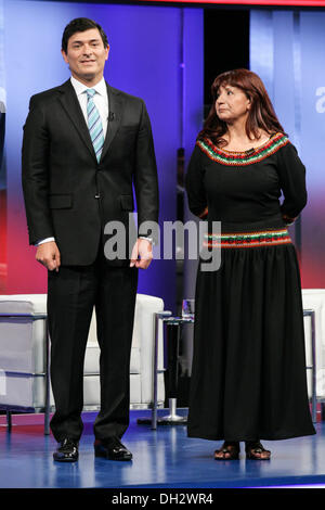 Santiago del Cile, Cile. 29 ott 2013. Franco Parisi e Roxana Miranda prendere parte al dibattito presidenziale organizzata dal giornalista associazione ANATEL in Santiago de Chile. Elezioni cilene si terrà il 17 novembre 2013.Foto: David Von Blohn/NurPhoto © David Von Blohn/NurPhoto/ZUMAPRESS.com/Alamy Live News Foto Stock