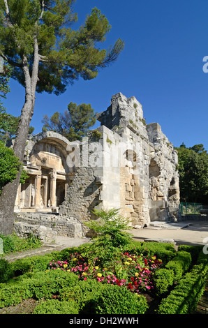 Tempio romano di Diana in Stile classico Jardins de la Fontaine Gardens Nimes Gard Francia Foto Stock