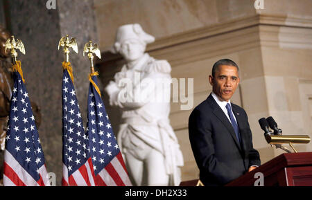 Il Presidente degli Stati Uniti Barack Obama offre un omaggio durante un servizio commemorativo in onore di ex presidente degli Stati Uniti Casa Thomas S. Foley (Democratico di Washington) NEGLI STATI UNITI Campidoglio in Washington, DC il 29 ottobre 2013. Foley rappresentato Washington del quinto quartiere congressuale è stata la 57th altoparlante della Camera dei rappresentanti degli Stati Uniti da 1989 a 1995. Successivamente ha servito come ambasciatore statunitense in Giappone dal 1997 al 2001. Credito: Aude Guerrucci / Pool via CNP Foto Stock