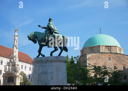 La moschea e la chiesa di Trinità Colonna nella piazza di Szechenyi, Pecs, Dél-Dunántúl, Ungheria Foto Stock