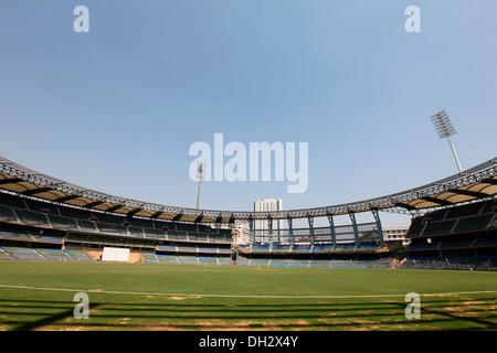 Stadio Wankhede con proiettore a Bombay Mumbai Maharashtra India Asia Foto Stock