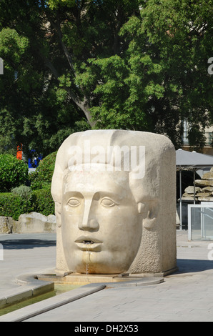 Scultura Contemporanea O Moderna Di Fontana Testa Di Dio Nemausus Place D'Assas Nimes Gard Francia Foto Stock