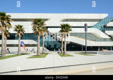 Ingresso principale e Palm Gardens di fronte Pierresvives Centro sportivo da Zaha Hadid Montpellier Hérault Francia Foto Stock