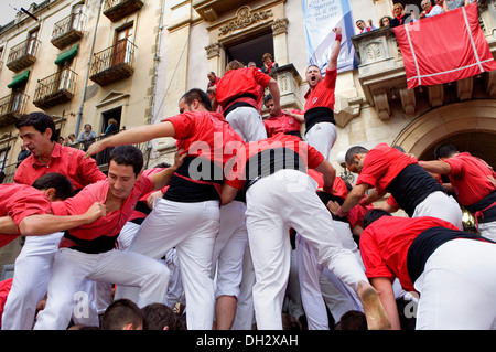 Celebrare un grande successo.Colla Joves Xiquets de Valls.Plaça del Blat.Valls. Provincia di Tarragona, Catalonia,Spagna Foto Stock